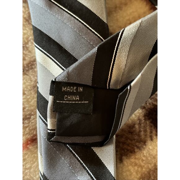 Covington Silk Tie 100% Silk Black Gray Striped Necktie Designer - Picture 5 of 6